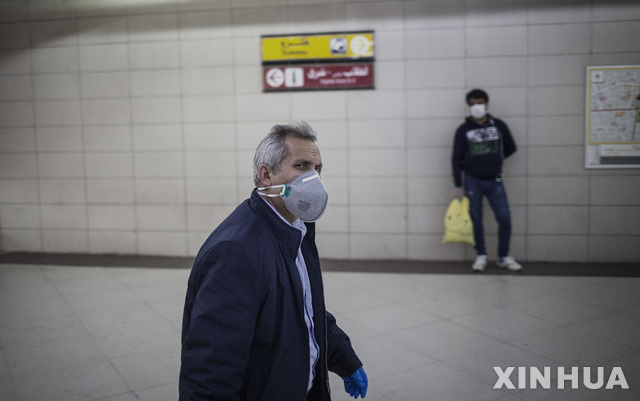 [ 테헤란= 신화/뉴시스] 이란 테헤란에서 12일(현지시간) 마스크를 착용한 남성이 지하철역 안을 걸어가고 있다. 2020.03.18&nbsp; 