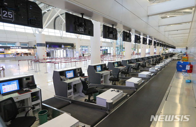 [제주=뉴시스]우장호 기자 = 신종 코로나바이러스 감염증(코로나19)이 확산 중인 14일 제주국제공항 국제선 운항 항공편이 없어 발권카운터가 텅 비어있다. 2020.03.14.&nbsp; woo1223@newsis.com