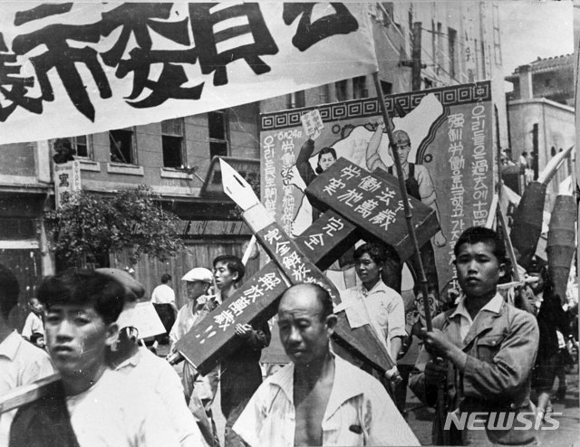 [서울=뉴시스] 1946년 6월 노동법령 실시 경축시위에 참여한 평양시민들이 각종 플래카드와 상징물, 대형포스터 등을 들고 평양거리를 행진하고 있다. (사진=미디어한국학 제공) 2020.03.15. photo@newsis.com