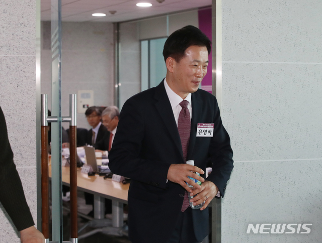 [서울=뉴시스] 조수정 기자 = 박근혜 전 대통령 변호인 유영하 변호사가 14일 오후 서울 여의도 국회의원회관에서 미래한국당 공천면접을 마친 뒤 면접실을 나서고 있다. 2020.03.14.&nbsp; chocrystal@newsis.com 