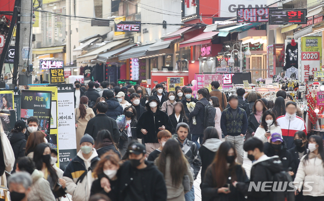 [서울=뉴시스] 조수정 기자 = 화이트데이인 14일 서울 마포구 홍대 앞 거리가 연인과 시민들로 북적이고 있다. 2020.03.14. chocrystal@newsis.com