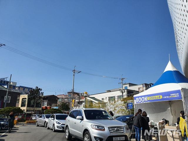 [포항=뉴시스] 강진구 기자 = 경북 포항시립도서관은 지난 12일부터 도서관 임시 휴관에 따른 시민 불편을 최소화하기 위해 미리 인터넷에서 대출 신청한 도서를 다음 날 각 도서관별 지정된 장소에서 수령하는 드라이브 스루 대출서비스를 운영해 인기를 얻고 있다.(사진=포항시 제공) 2020.03.15.&nbsp; photo@newsis.com