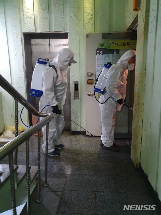 [경주=뉴시스] 경주시 성건동체육회가 지역 상가를 돌며 코로나19 방역 활동을 하고 있다. 2019.3.15.&nbsp; leh@newsis.com&nbsp; 