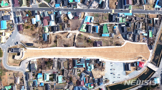 [나주=뉴시스]이창우 기자 = 옛 나주읍성(羅州邑城) 서성벽이 일제에 의해 파괴 된지 111년여 만에 옛 윤곽을 드러냈다. 사진 왼쪽 서성문 우측을 따라 성벽 247.4m 가 완벽한 복원은 아니지만 옛 모습을 되찾았다. (사진=나주시 제공) 2020.03.15. hoto@newsis.com