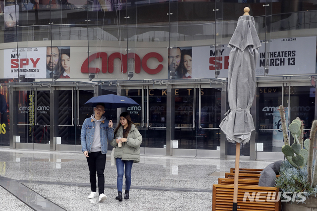 [로스앤젤레스=AP/뉴시스] 3월14일(현지시간) 미국 캘리포니아주 로스앤젤레스(LA) AMC 영화관을 나온 사람들의 모습이다. AMC는 지난 3월17일 신종 코로나 바이러스 감염증(코로나19) 확산을 막기 위해 모든 영화관을 폐쇄했다. 2020.06.10. 