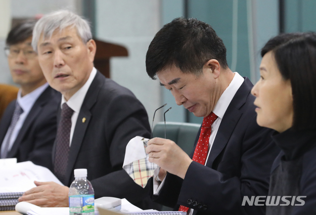 [서울=뉴시스]김명원 기자 = 공병호 미래한국당 공천관리위원장이 15일 오전 서울 여의도 국회 의원회관에서 열린 공천관리위원회에 참석해 안경을 닦고 있다. 2020.03.15.&nbsp; kmx1105@newsis.com