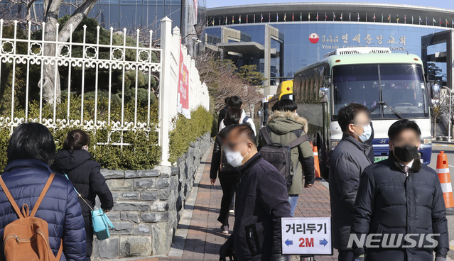 [서울=뉴시스]최진석 기자 = 신종 코로나바이러스 감염증(코로나19) 확산이 이어지던 지난 15일 오전 서울 구로구 연세중앙교회로 신도들이 들어가고 있다. 2020.03.15.  myjs@newsis.com