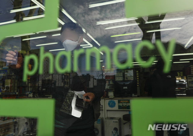 [서울=뉴시스] 서울 종로구 종로5가 인근 약국에서 한 시민이 약국을 나서고 있다. 2020.03.15. mspark@newsis.com