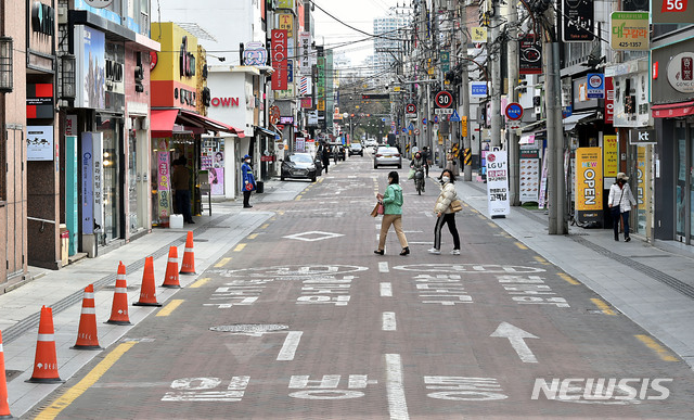 [대구=뉴시스] 이무열 기자 = 신종 코로나바이러스 감염증(코로나19) 확산으로 시민들이 외출·외식을 꺼리고 있는 가운데 주말인 15일 오후 대구 도심지인 동성로가 인적 없이 한산한 모습을 보이고 있다. 2020.03.15.lmy@newsis.com