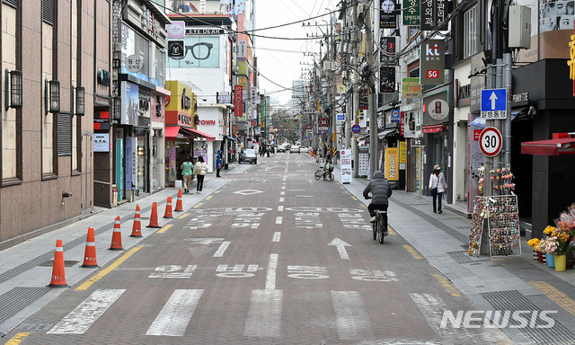 [대구=뉴시스] 이무열 기자 = 신종 코로나바이러스 감염증(코로나19) 확산으로 시민들이 외출·외식을 꺼리고 있는 가운데 주말인 15일 오후 대구 도심지인 동성로가 인적 없이 한산한 모습을 보이고 있다. 2020.03.15.lmy@newsis.com