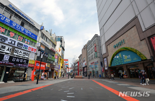 [대구=뉴시스] 이무열 기자 = 신종 코로나바이러스 감염증(코로나19) 확산으로 시민들이 외출·외식을 꺼리고 있는 가운데 주말인 15일 오후 대구 도심지인 동성로가 인적 없이 한산한 모습을 보이고 있다. 2020.03.15.lmy@newsis.com