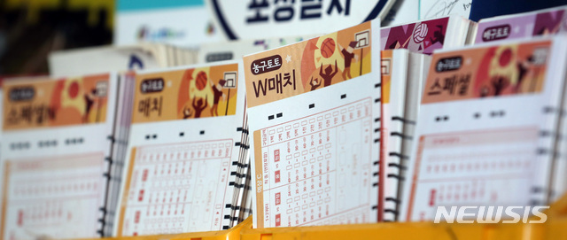 [서울=뉴시스]박영태 기자 = 사진은 서울 종로의 스포츠토토를 판매하는 매장의 모습. 2020.03.15. since1999@newsis.com