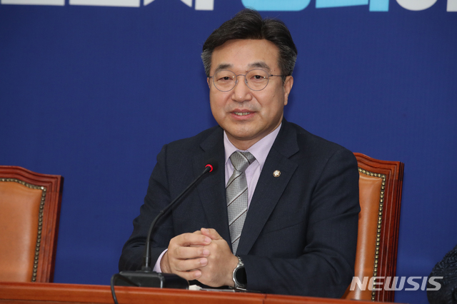 [서울=뉴시스]김명원 기자 = 윤호중 더불어민주당 사무총장이 15일 서울 여의도 국회 더불어민주당 대표실에서 비례연합정당 관련 기자간담회를 하고 있다. 2020.03.15.&nbsp; kmx1105@newsis.com