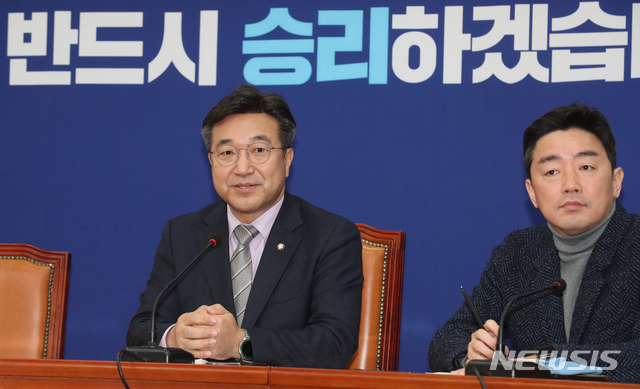 [서울=뉴시스]김명원 기자 = 윤호중 더불어민주당 사무총장이 15일 서울 여의도 국회 더불어민주당 대표실에서 비례연합정당 관련 기자간담회를 하고 있다. 오른쪽은 강훈식 수석대변인. 2020.03.15.&nbsp; kmx1105@newsis.com