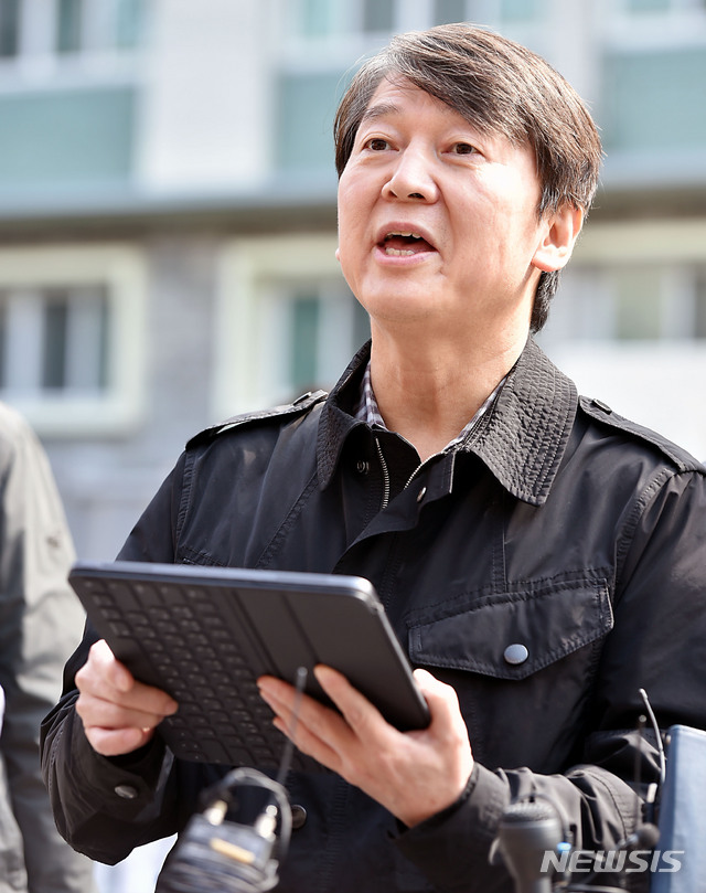 [대구=뉴시스] 이무열 기자 = 안철수 국민의당 대표가 15일 오후 대구 중구 계명대학교 대구동산병원에서 보름간의 의료봉사활동을 마친 소감을 말하고 있다. 2020.03.15.lmy@newsis.com