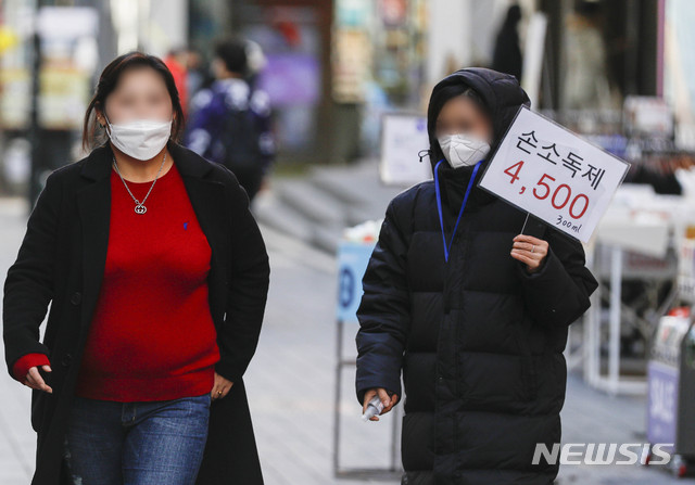 [서울=뉴시스] 박민석 기자 = 한 화장품 가게 점원이 15일 오후 서울 중구 명동 거리에서 손 소독제 판매를 흥정하고 있다. 2020.03.15. mspark@newsis.com