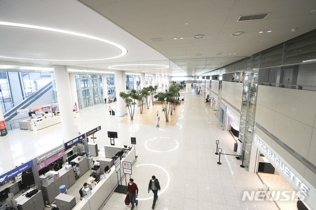 [인천공항=뉴시스]최진석 기자 = 신종 코로나바이러스 감염증(코로나19) 여파로 15일 인천국제공항 2터미널 입국장이 텅 비어 있다. 2020.03.15.  myjs@newsis.com