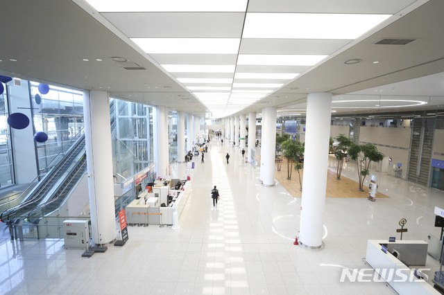 [인천공항=뉴시스]최진석 기자 = 신종 코로나바이러스 감염증(코로나19) 여파로 15일 인천국제공항 2터미널 입국장이 텅 비어 있다. 2020.03.15.myjs@newsis.com