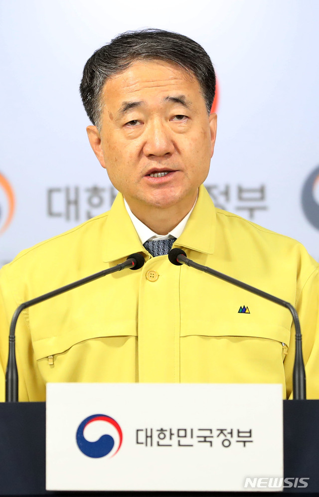 [일문일답]정부 "사회적 거리두기로 어려운 자영업자 지원방안 준비"