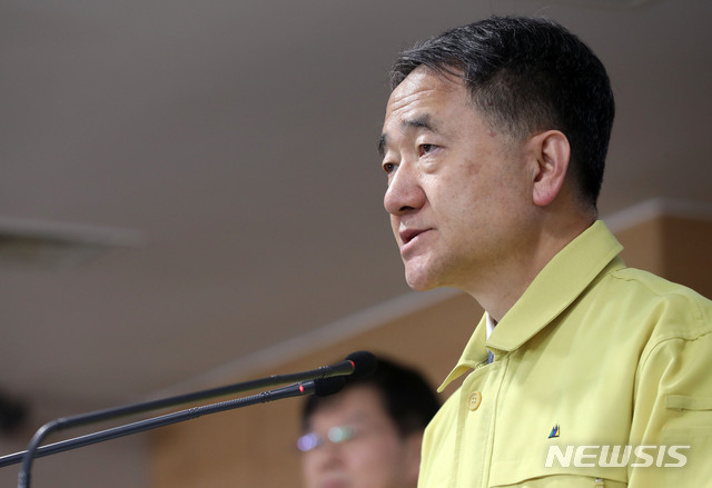 [서울=뉴시스]박주성 기자 = 박능후 중앙재난안전대책본부 1차장(보건복지부 장관)이 15일 오후 서울 종로구 세종로 정부서울청사에서 코로나19 대응 현황 및 계획을 발표하고 있다. 2020.03.15.&nbsp; park7691@newsis.com 