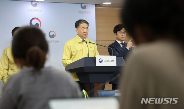 [서울=뉴시스]박주성 기자 = 박능후 중앙재난안전대책본부 1차장(보건복지부 장관)이 15일 오후 서울 종로구 세종로 정부서울청사에서 코로나19 대응 현황 및 계획을 발표하고 있다. 2020.03.15.&nbsp; park7691@newsis.com 