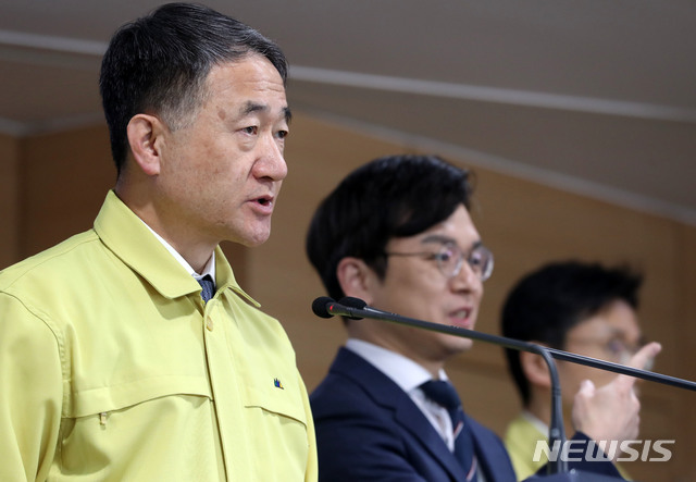 [서울=뉴시스]박주성 기자 = 박능후 중앙재난안전대책본부 1차장(보건복지부 장관)이 15일 오후 서울 종로구 세종로 정부서울청사에서 코로나19 대응 현황 및 계획을 발표하고 있다. 2020.03.15.&nbsp; park7691@newsis.com 