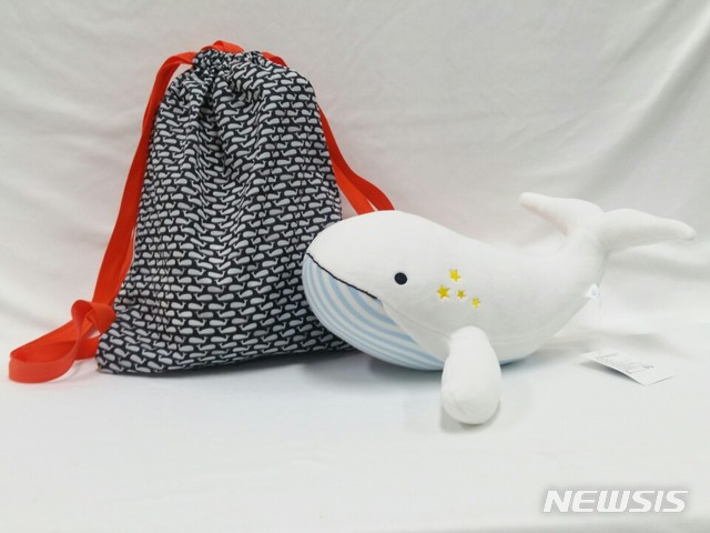 [울산=뉴시스] 구미현 기자 = 우시산을 비롯한 울산지역 사회적기업이 대구·경북지역 취약계층 아이들에게 보낼 고래선물 꾸러미. 2020.03.16. (사진=우시산 제공)photo@newsis.com 