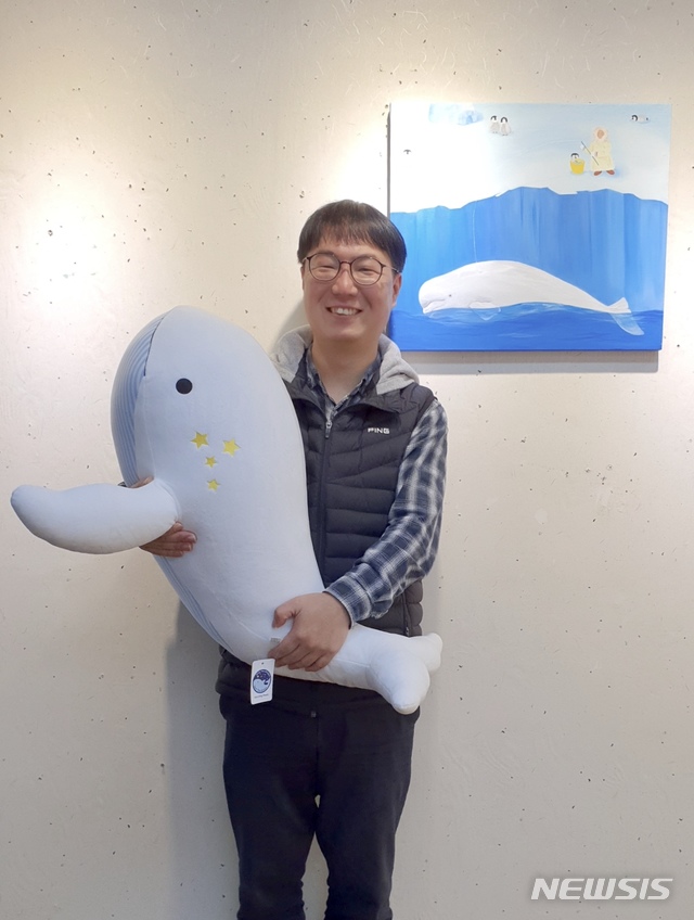 [울산=뉴시스] 구미현 기자 = 우시산 변의현 대표가 16일 대구·경북 취약계층 아이들에게 보낼 고래 인형을 안고 서 있다. 2020.03.16. (사진=우시산 제공)&nbsp; photo@newsis.com 