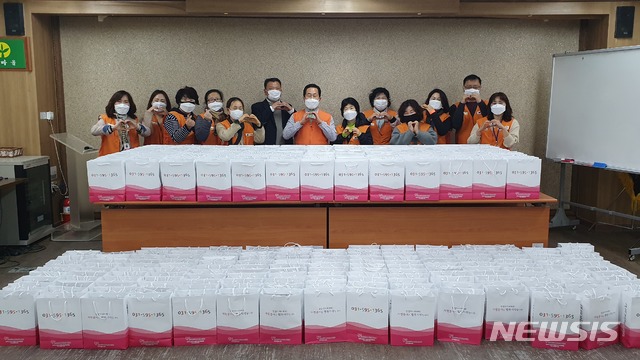  [남양주=뉴시스]이병훈 기자 = 경기 남양주시자원봉사센터는 16일 외부 활동이 어려운 취약계층에게 '코로나19 안심응원 KIT' 500개를 제작해 전달했다. 2020.03.16. (사진=남양주시자원봉사센터 제공) photo@newsis.com