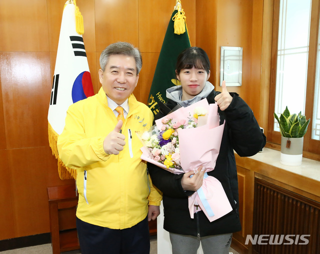 [광주=뉴시스]구길용 기자 = 구충곤 전남 화순군수는 16일 화순군청에서 한국 여자복싱 사상 첫 올림픽 진출권을 따낸 임애지 선수를 초청해 격려했다. (사진=화순군 제공). 2020.03.16. kykoo1@newsis.com