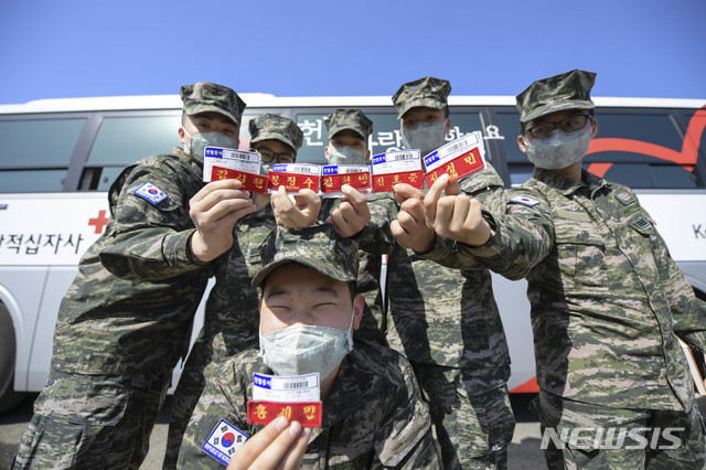 [포항=뉴시스] 강진구 기자 = 해병대1사단은 신종 코로나바이러스 감염증(코로나19)로 인한 혈액수급의 어려움을 해소하기 위해 헌혈릴레이 캠페인 전개와 헌혈증 기부운동을 통해 생명나눔을 행동으로 실천하고 있다고 16일 밝혔다.해병대1사단 장병들이 생명나눔을 실천하기 위해 헌혈증을 기부하고 있다.(사진=해병대1사단 제공) 2020.03.16.  photo@newsis.com