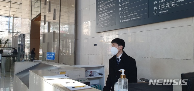 [서울=뉴시스] 박다예 기자 = 서울시 중구 을지로2가 중국동방항공공사 서울지점이 있는 건물 로비. 건물 위층으로 가는 길목이 통제돼 있다. 2020.03.16 photo@newsis.com