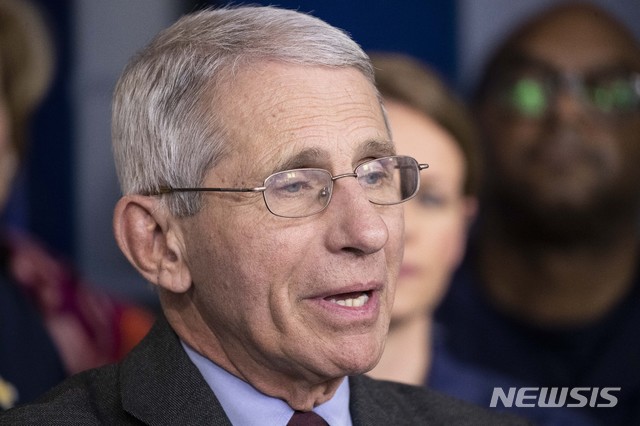 [워싱턴=AP/뉴시스]미 백악관 신종 코로나바이러스 감염증(코로나19) 태스크포스 구성원인 앤서니 파우치 국립알레르기감염병연구소(NIAID) 소장이 15일(현지시간) 백악관 브리핑룸에서 발언하고 있다. 2020.03.16.