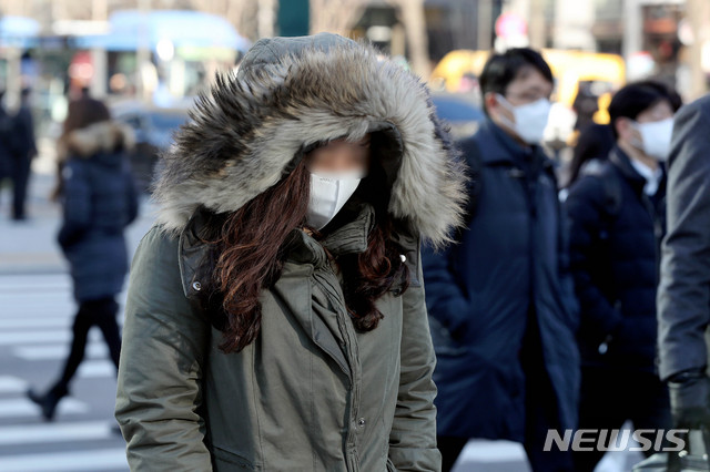 [서울=뉴시스]김병문 기자 = 영하권 꽃샘추위가 이어지는 16일 오전 서울 종로구 광화문네거리에서 두꺼운 옷과 마스크를 착용한 시민들이 출근길 발걸음을 재촉하고 있다. 2020.03.16. dadazon@newsis.com