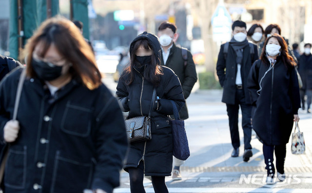 [서울=뉴시스]김병문 기자 = 영하권 꽃샘추위가 이어지는 지난 16일 오전 서울 종로구 광화문네거리에서 두꺼운 옷과 마스크를 착용한 시민들이 출근길 발걸음을 재촉하고 있다. 2020.03.16. dadazon@newsis.com