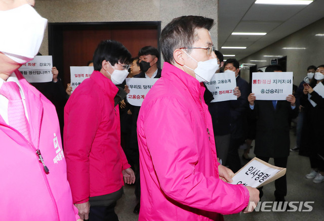 [서울=뉴시스] 장세영 기자 = 황교안 미래통합당 대표가 16일 서울 여의도 국회에서 고용승계를 외치는 구 새로운보수당 당직자들 앞을 지나가고 있다. 2020.03.16. photothink@newsis.com