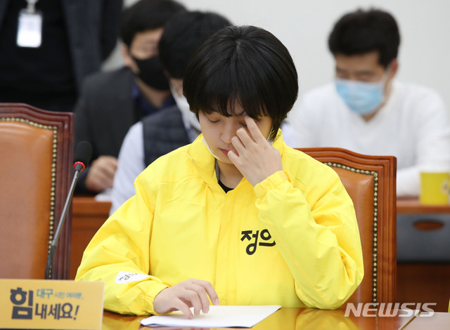 [서울=뉴시스] 김진아 기자 = 류호정 정의당 비례대표 후보가 16일 서울 여의도 국회에서 열린 선거대책위원회 회의에 참석해 있다. 2020.03.16. bluesoda@newsis.com