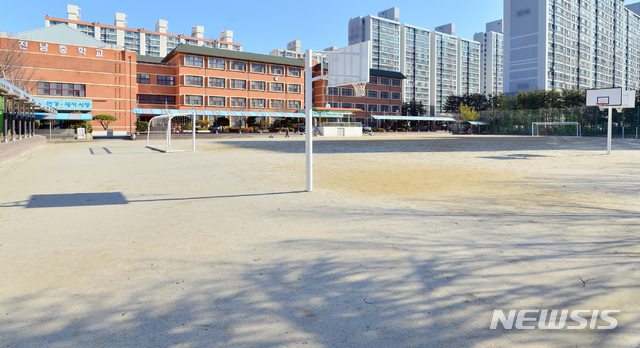 [광주=뉴시스]변재훈 기자 = 신종 코로나바이러스 감염증(코로나19) 예방 차원에서 각급 학교의 개학일이 잇따라 연기되고 있는 가운데 16일 오전 광주 서구 치평동 한 중학교 운동장이 한산한 모습을 보이고 있다. 2020.03.16.&nbsp; wisdom21@newsis.com