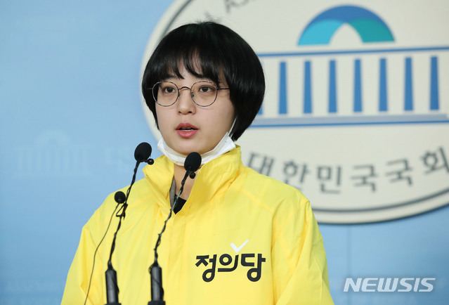 [서울=뉴시스] 김진아 기자 = '대리게임'으로 논란이 된 류호정 정의당 비례대표 후보가 16일 서울 여의도 국회 정론관에서 입장을 밝히고 있다. 2020.03.16.  bluesoda@newsis.com