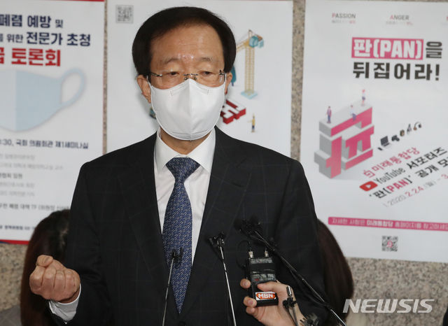 [서울=뉴시스]김명원 기자 = 이석연 미래통합당 공천관리위원장 직무대행이 16일 서울 여의도 국회 미래통합당 회의실 앞에서 기자들의 질문에 답하고 있다. 2020.03.16.&nbsp; kmx1105@newsis.com