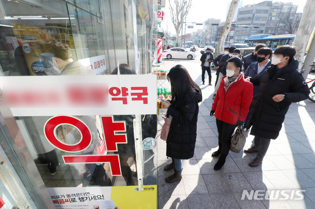 [서울=뉴시스]김병문 기자 = 마스크 5부제 둘째주인 16일 오전 서울 종로구의 한 약국 앞에서 시민들이 공적마스크를 구매하기 위해 줄을 서 기다리고 있다. 2020.03.16. dadazon@newsis.com