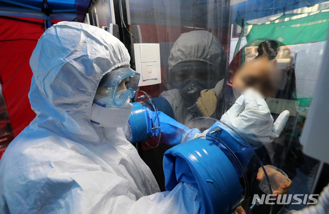 [서울=뉴시스]박주성 기자 = 코로나19의 지역 감염이 증가되며 선별진료소 운영에 비상이 걸린 가운데 16일 오전 서울 관악구 에이치플러스 양지병원 선별진료소에 검체채취를 위한 1인 '감염안전진료부스'를 설치, 운영하고 있다. 감염안전진료부스는 의사와 환자를 분리한 1인 진료부스로 상호 감염위험도를 낮추고 빠르고 안전하게 검체를 채취할 수 있다는 것이 특징이다. 2020.03.16. park7691@newsis.com