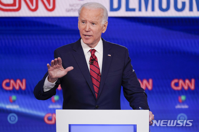  [워싱턴DC=AP/뉴시스] 미국 민주당 대선경선 선두 주자인 조 바이든 전 부통령이 15일(현지시간) 미 워싱턴DC CNN 스튜디오에서 열린 민주당 경선 제11차 TV토론에서 발언하고 있다. 2020.3.16. 