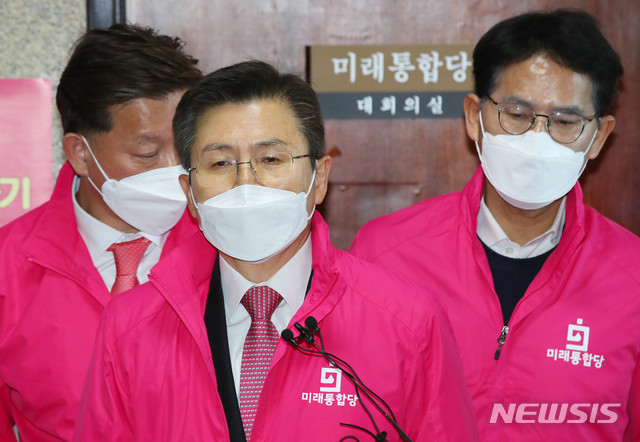 [서울=뉴시스] 장세영 기자 = 황교안 미래통합당 대표가 16일 서울 여의도 국회에서 미래통합당 최고위원회의를 끝내고 기자들의 질문에 답하고 있다. 2020.03.16.&nbsp; photothink@newsis.com 