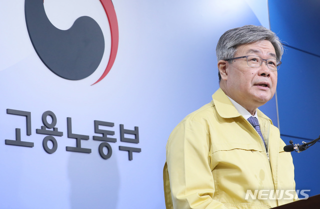 [세종=뉴시스]강종민 기자 = 이재갑 고용노동부 장관이 16일 오전 정부세종청사에서 신종 코로나바이러스 감염증(코로나19) 대응 주요 고용대책과 산업현장 방역관리에 대해 브리핑 하고 있다. 2020.03.16. ppkjm@newsis.com