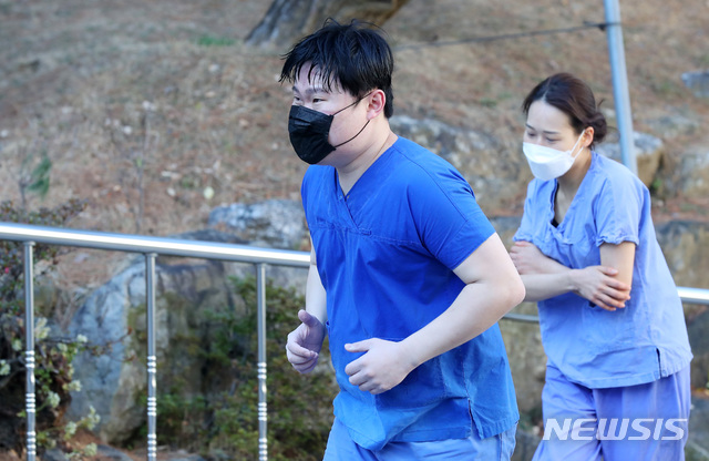 [대구=뉴시스]전신 기자 = 16일 대구 중구 계명대학교 대구동산병원에서 교대 근무를 마친 의료진이 휴게실로 향하고 있다 2020.03.16. photo1006@newsis.com