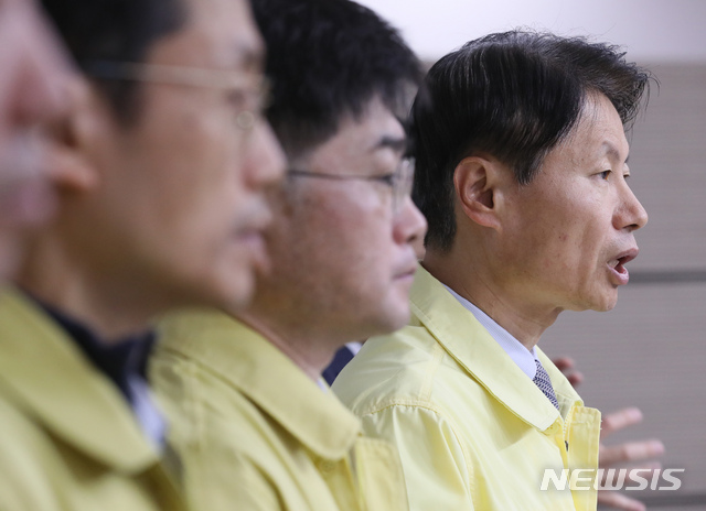 [세종=뉴시스]강종민 기자 = 김강립 중앙재난안전대책본부 제1총괄조정관(보건복지부 차관)이 16일 오전 정부세종청사에서 신종 코로나바이러스 감염증(코로나19) 관련 의료용 방역물품 수급 관리 방향과 유럽발 입국자 특별입국절차, 마스크 수급 동향 등을 브리핑 하고 있다. 2020.03.16.&nbsp; ppkjm@newsis.com