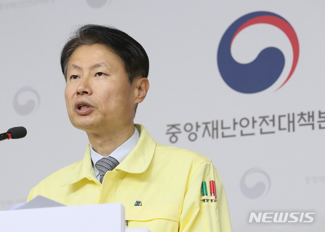 [세종=뉴시스]강종민 기자 = 김강립 중앙재난안전대책본부 제1총괄조정관(보건복지부 차관)이 16일 오전 정부세종청사에서 신종 코로나바이러스 감염증(코로나19) 관련 의료용 방역물품 수급 관리 방향과 유럽발 입국자 특별입국절차, 마스크 수급 동향 등을 브리핑 하고 있다. 2020.03.16. ppkjm@newsis.com