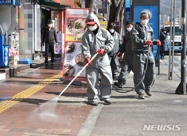 [성남=뉴시스] 김종택 기자 = 신종 코로나바이러스 감염증(코로나19) 확진자가 집단으로 발생한 경기 성남시 수정구 은혜의 강 교회에서 16일 오전 수정구청 환경위생과 관계자들이 교회 주변을 소독하고 있다. 2020.03.16.semail3778@naver.com