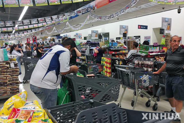 [요하네스버그=신화/뉴시스]15일(현지시간) 남아프리카공화국 요하네스버그의 한 슈퍼마켓에서 쇼핑객들이 계산을 위해 순서를 기다리고 있다. 시릴 라마포사 남아공 대통령은 이날 전국에 중계된 연설을 통해 신종 코로나바이러스 감염증(코로나19) 관련 '국가재난사태'를 선포했다. 남아공은 15일 기준 코로나19 확진자가 61명으로 집계됐다. 2020.03.16.